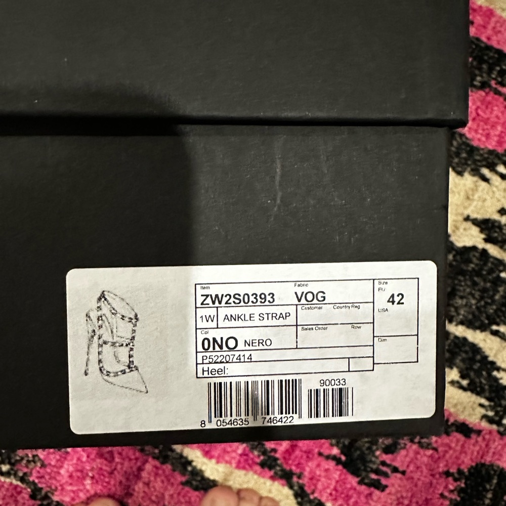 Valentino Rockstud Noir T-Strap pump/heel. Size 42. Box & dust bag. Fit 11 best. - Picture 6 of 9